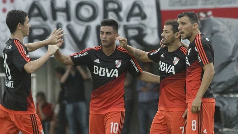 Todos quieren abrazar a Martínez y a Mora. Metió un doblete cada uno.