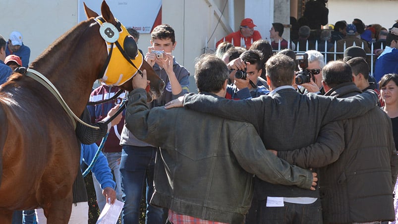 Todos quieren la foto con el campeón. Foto: Lucio Casalla / ElDoce.tv.