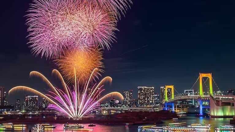 Tokio se iluminó con un impresionante show de fuegos artificiales.