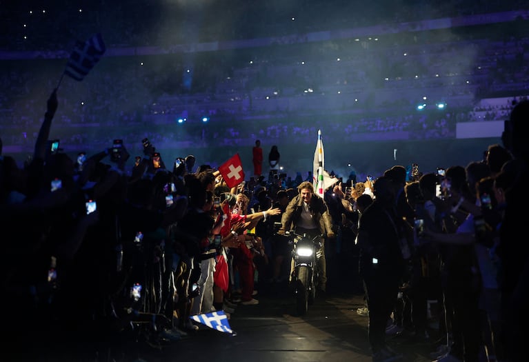 Tom Cruise llevando la bandera olímpica en una moto. REUTERS/Gonzalo Fuentes