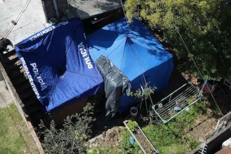 Toma aérea de la casa donde hallaron los cadáveres en Florencio Varela.