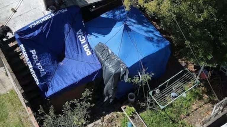 Toma aérea de la casa donde hallaron los cadáveres en Florencio Varela.