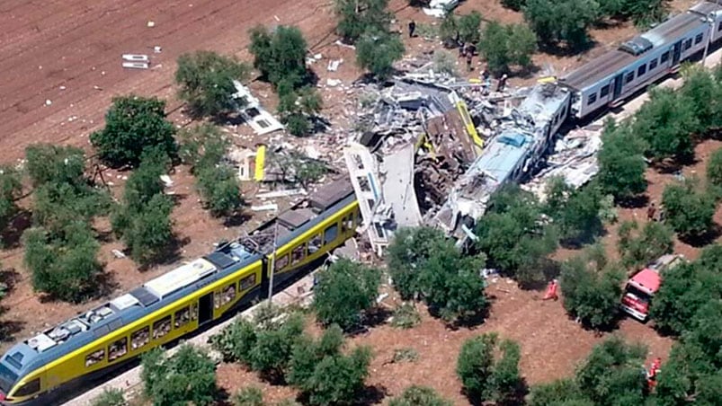 Toma aérea del choque de trenes en Puglia. Foto: AP