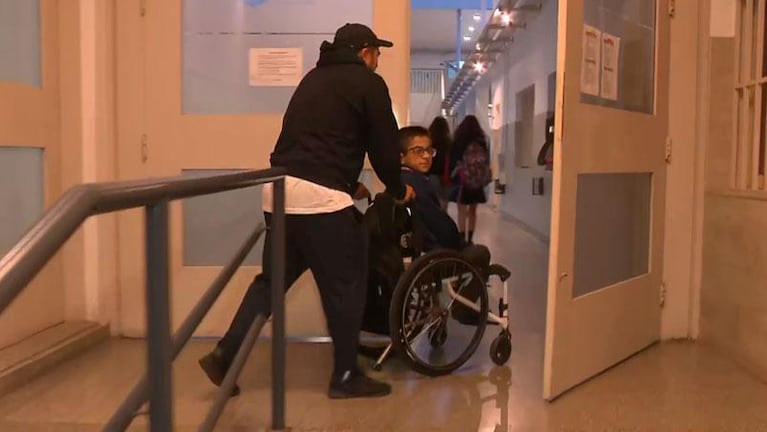 Tomás, el nene con huesos de cristal, volvió a la escuela después de un año