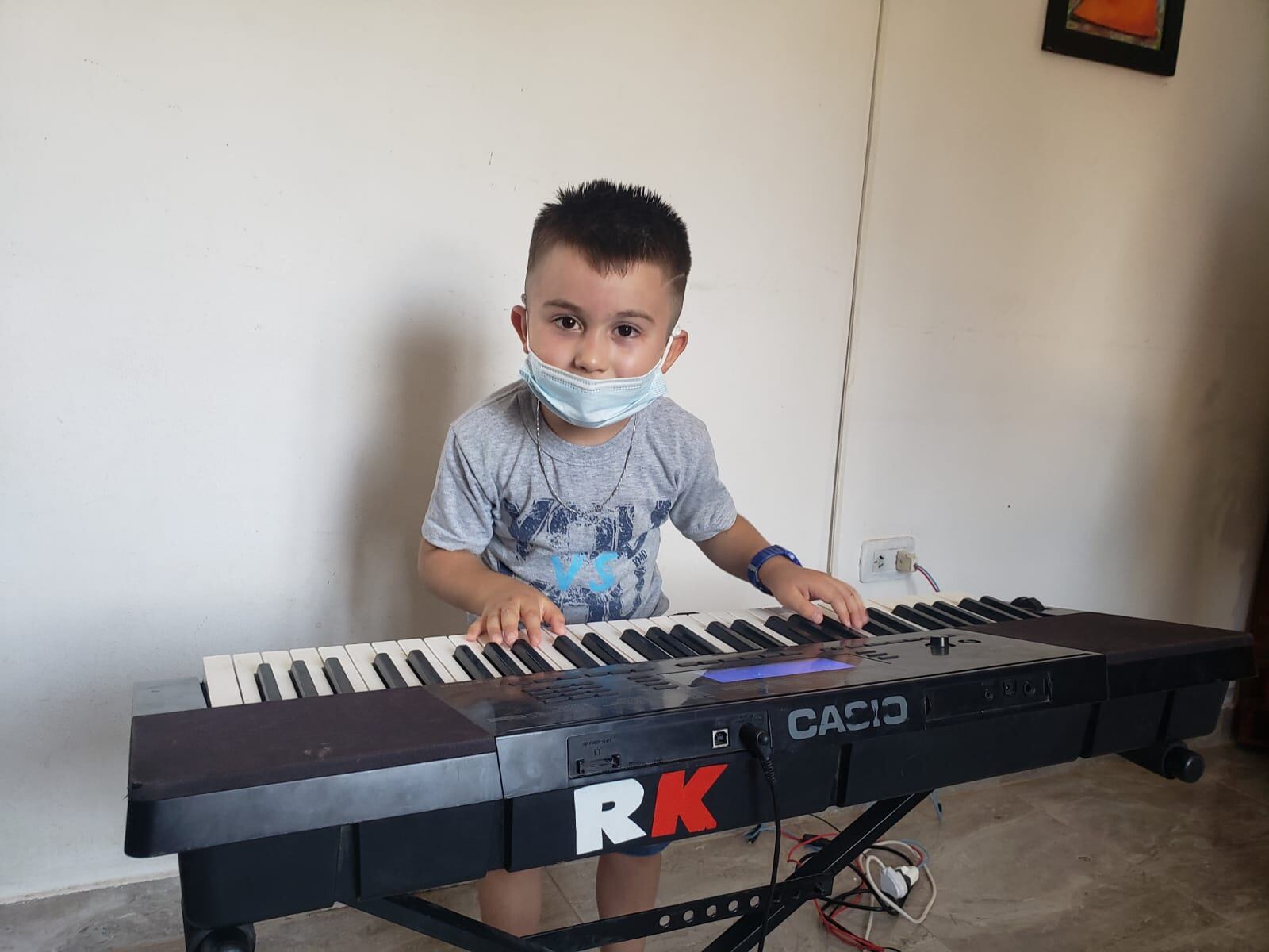 Tomás, el niño de cinco años que toca cuarteto en el piano. Foto: Fredy Bustos. 