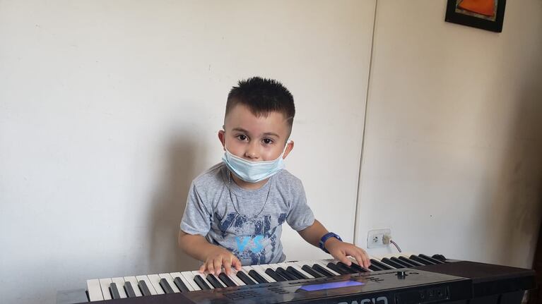 Tomás, el niño de cinco años que toca cuarteto en el piano. Foto: Fredy Bustos.