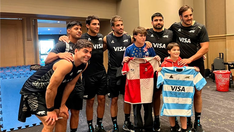 Tomi estuvo con Los Pumas y se llevó la camiseta firmada. Foto: Juan Pablo Lavisse / El Doce.