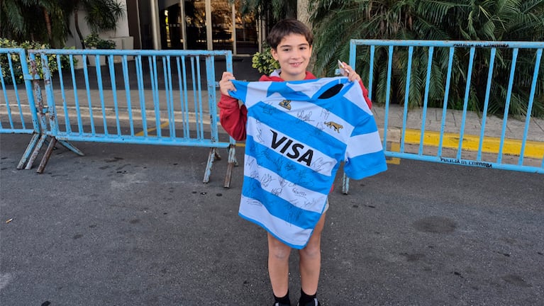 Tomi estuvo con Los Pumas y se llevó la camiseta firmada. Foto: Juan Pablo Lavisse / El Doce.