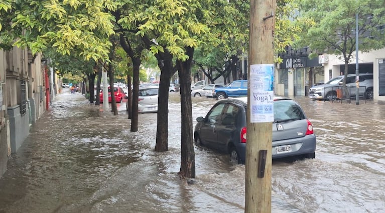 Tormenta EN VIVO en Córdoba: diluvio, calles desbordadas y cortes de luz
