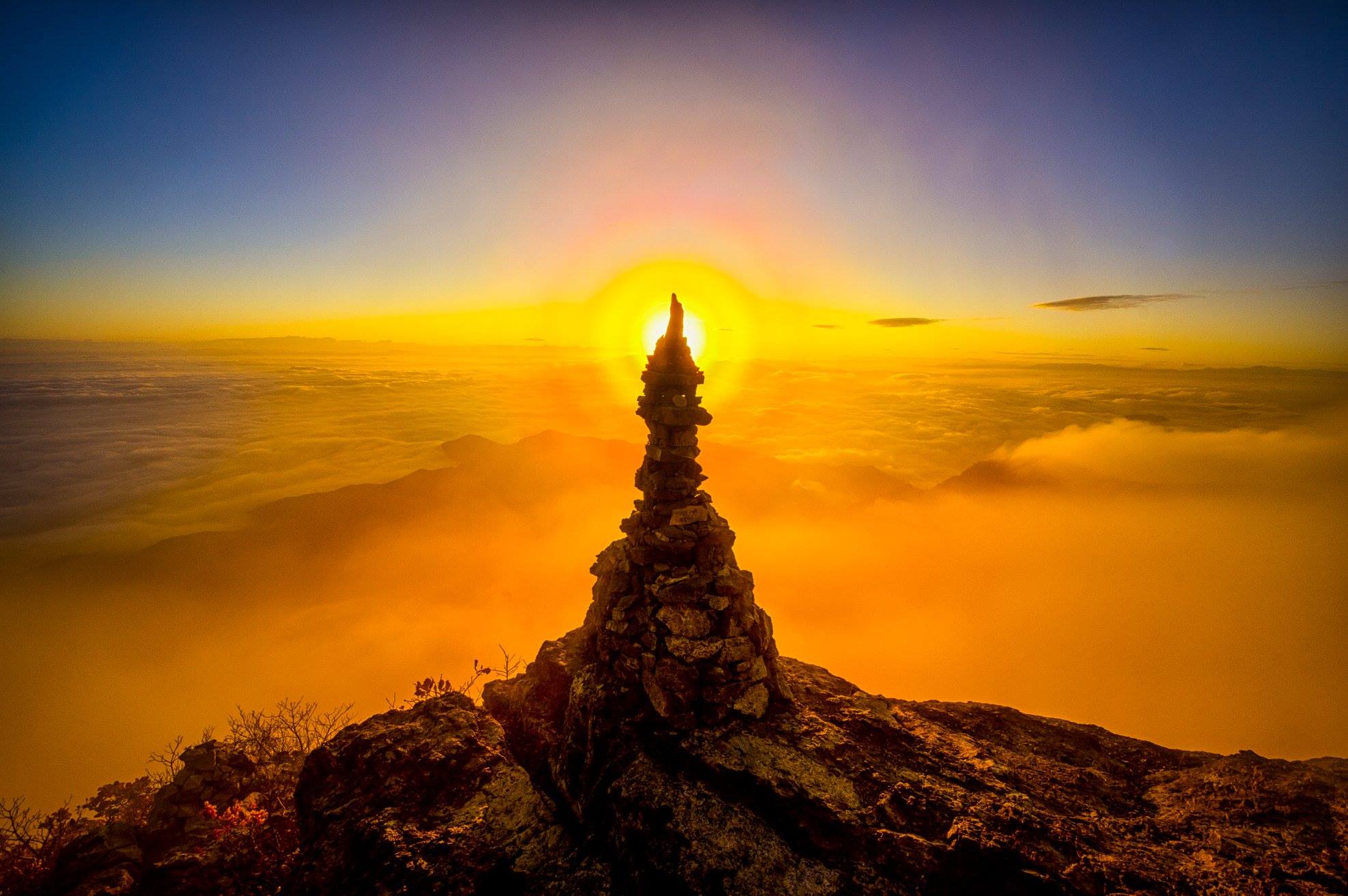 Torre de piedra con un halo solar en Geumosan, Corea. Foto: Shin Gyuho.