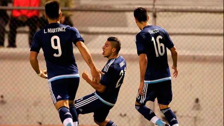 Torres festeja su segundo gol para Argentina. Foto: EFE