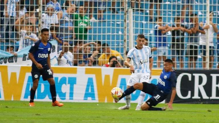 Trabado. El partido entretuvo poco y nada.