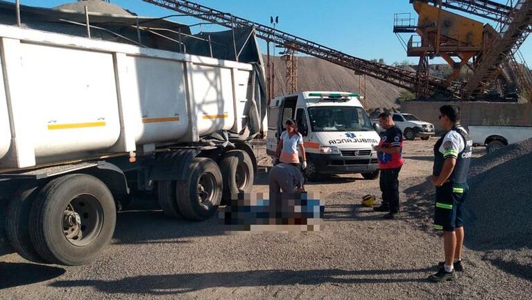 Trabajaba en una cantera en Malagueño, cayó de un camión y murió