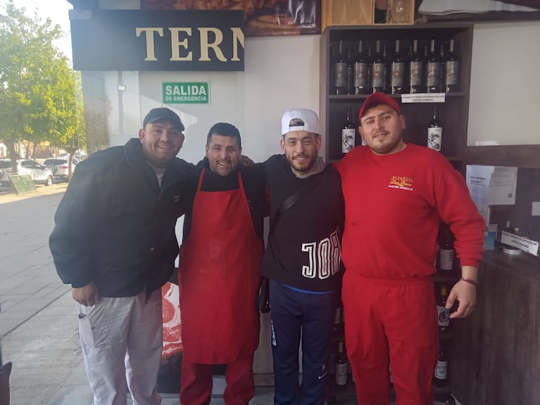 Trabajaban en la carnicería, entró Ulises Bueno cantando un temazo y terminaron todos enfiestados
