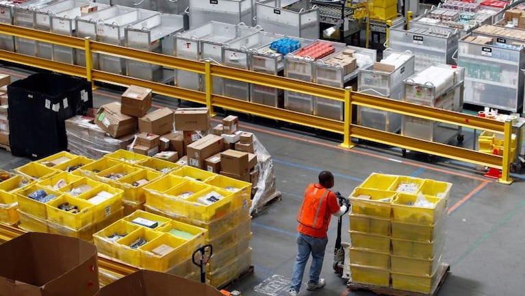 Trabajadores de Amazon hacen pis en botellas 