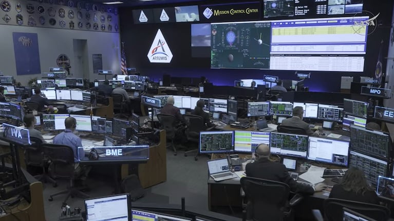 Trabajadores en la NASA en la previa del amerizaje.