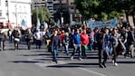 Trabajadores municipales marcharon hasta el Registro Civil de calle Chacabuco.