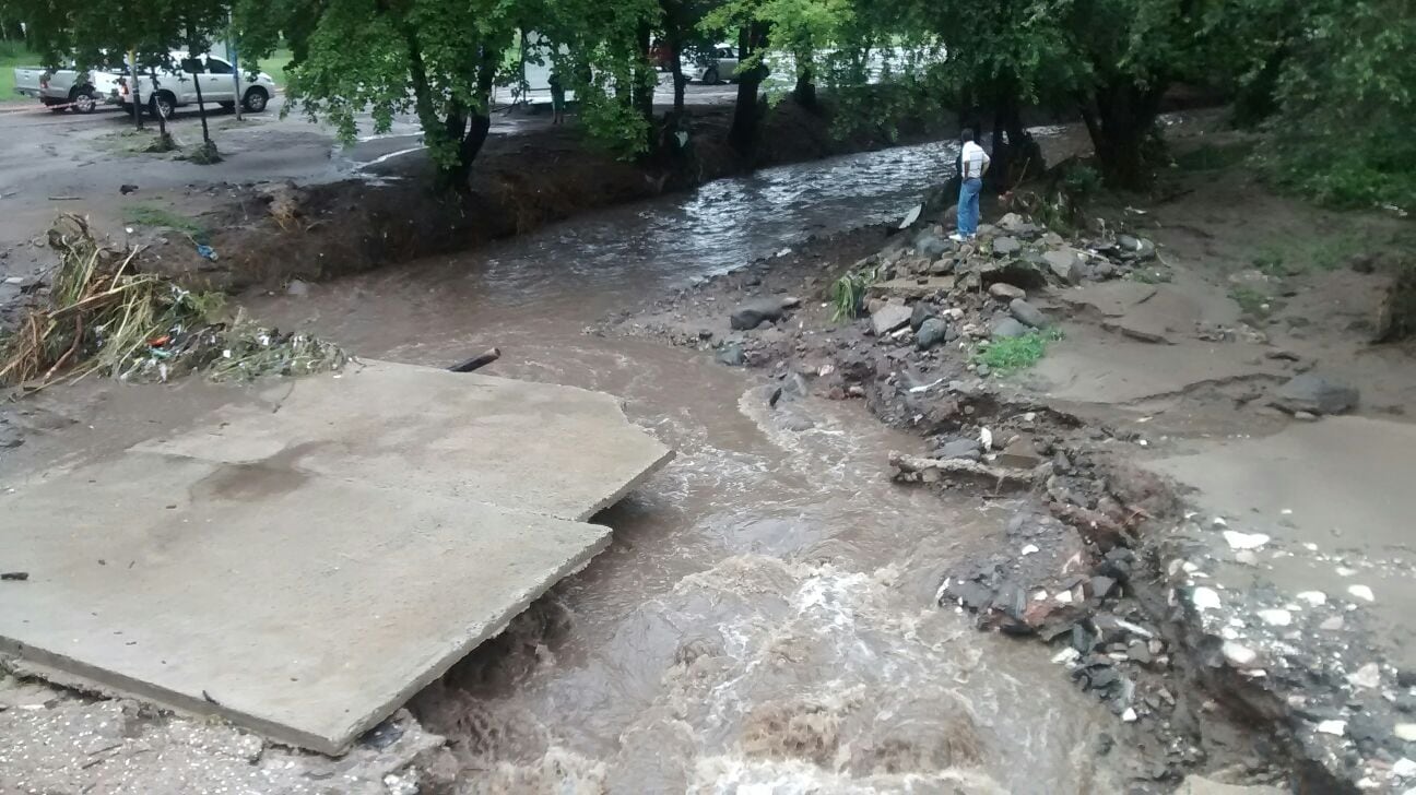 Trabajan en Mendiolaza, después de la tormenta.  Foto: Fernando Melo