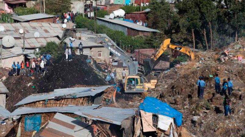 Trabajaron con excavadoras en el lugar de la tragedia. Foto: AFP
