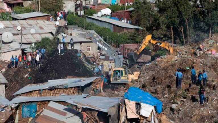 Trabajaron con excavadoras en el lugar de la tragedia. Foto: AFP