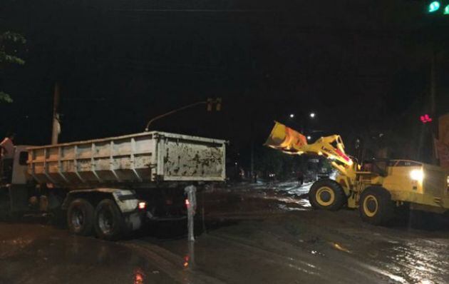 Trabajos para destaponar la calzada a la altura de Goycoechea y Puente Maluf. Foto: Municipalidad de Villa Allende.