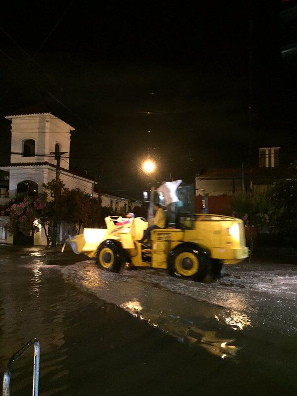 Trabajos para destaponar la calzada a la altura de Goycoechea y Puente Maluf. Foto: Municipalidad de Villa Allende.