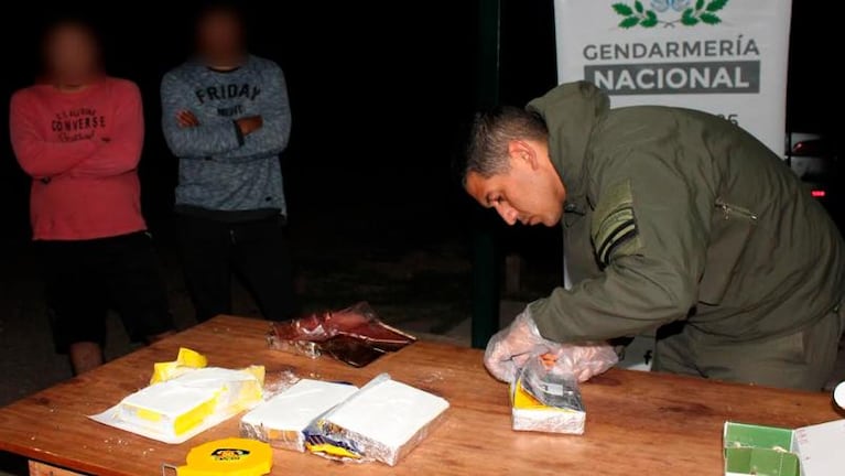 Traficaban 28 kilos de cocaína entre toallas y acolchados: los detuvieron en Córdoba