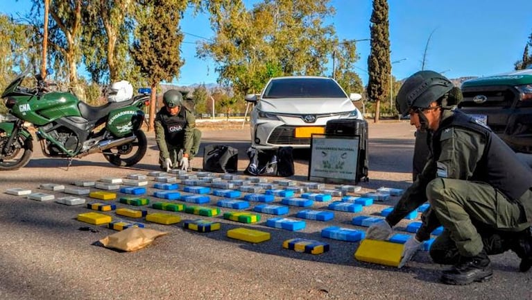 Traficaban 76 kilos de cocaína a Córdoba y quisieron coimear a agentes: fueron detenidos