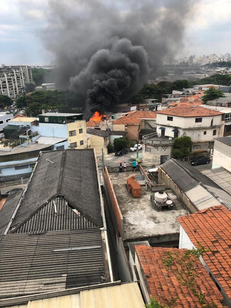 Tragedia aérea: una avioneta cayó sobre casas y autos en San Pablo