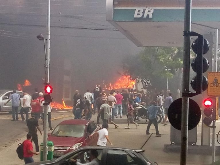 Tragedia aérea: una avioneta cayó sobre casas y autos en San Pablo