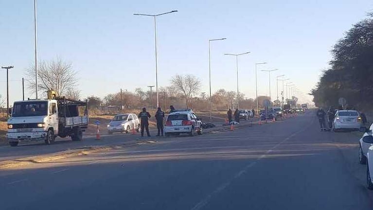 Tragedia en Córdoba: quiso pasar un camión y murió arrollado