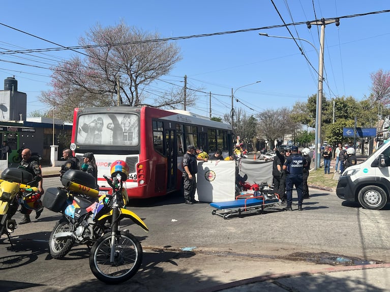 Tragedia en Córdoba: un motociclista murió al chocar contra un colectivo