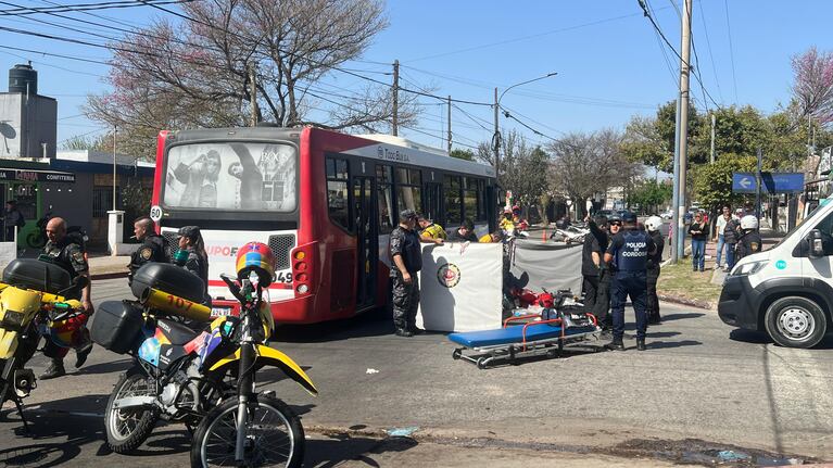 Tragedia en Córdoba: un motociclista murió al chocar contra un colectivo