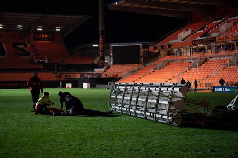 Tragedia en el fútbol de Francia: murió aplastado por un panel de luz del estadio