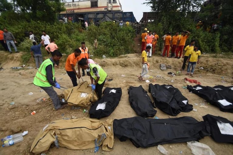 Tragedia en India: 261 muertos y más de 900 heridos en un choque de trenes