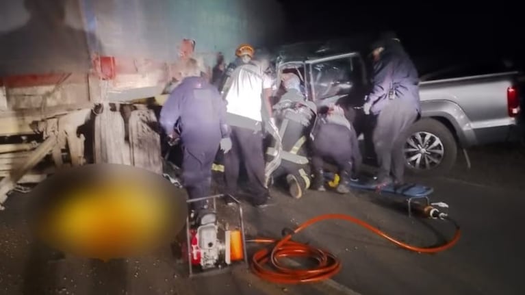 Tragedia: una camioneta se incrustó en un camión en la “curva de la muerte” y murieron dos mujeres