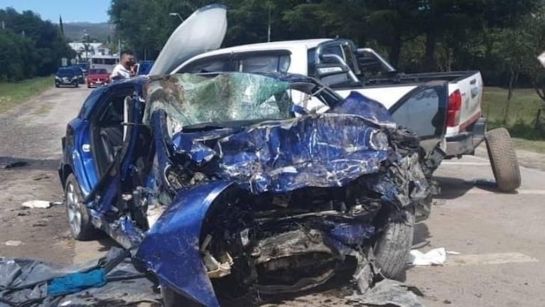 Tragedia vial en la provincia de Córdoba: el Ford Focus quedó destrozado.