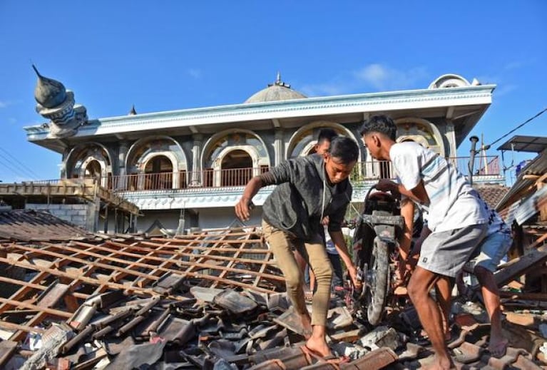 Trágico terremoto en Indonesia: casi 100 muertos