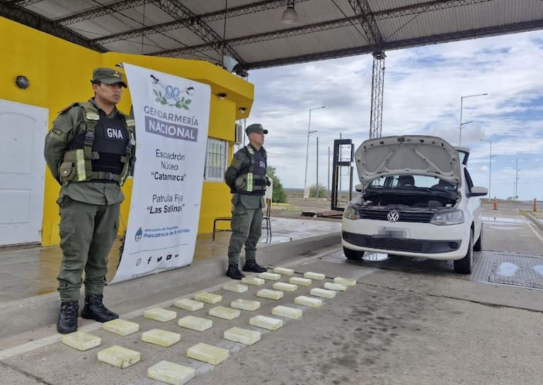 Traían a Córdoba más de 28 kilos de cocaína en los paneles del auto y un detalle estético los delató