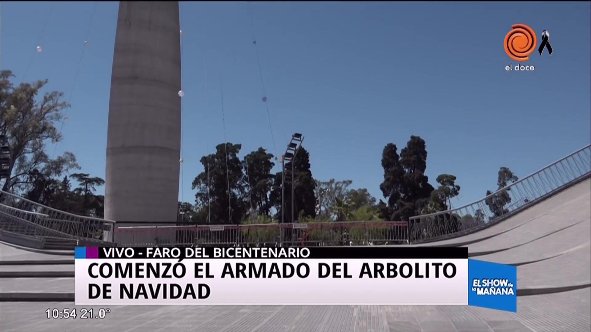 Transforman al faro en arbolito navideño