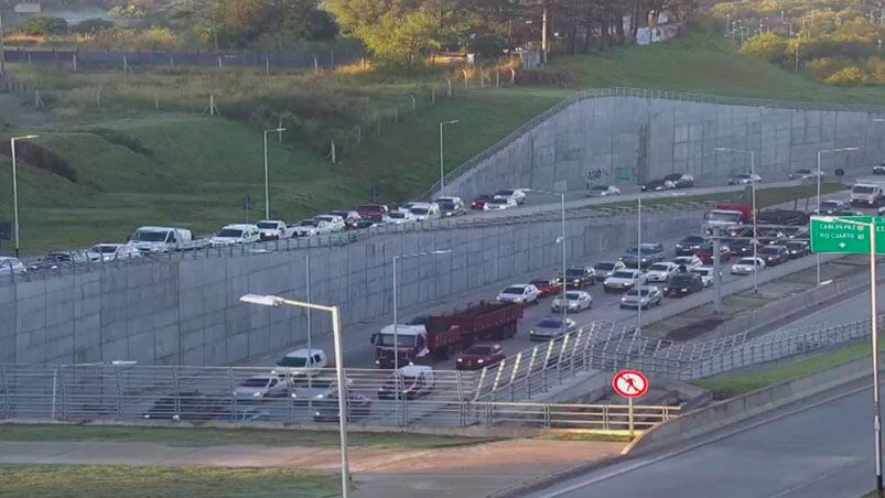 Tránsito colapsado en avenida Circunvalación.