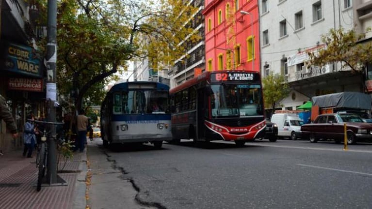 Transporte urbano en Córdoba: fracasó la reunión y sigue el paro