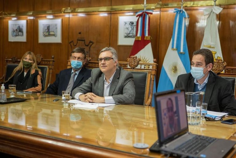 Transporte urbano: Llaryora acordó con UTA y volverán los colectivos