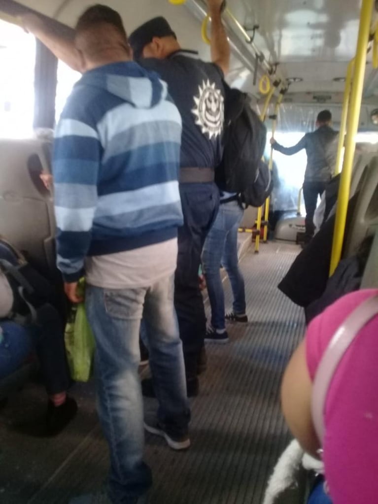 Transporte urbano: pasajeros cuestionan que va gente parada y hay mucha demora