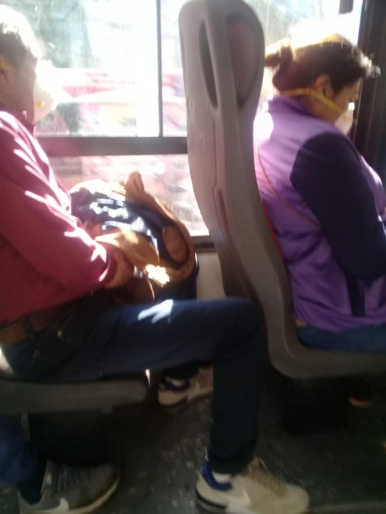 Transporte urbano: pasajeros cuestionan que va gente parada y hay mucha demora