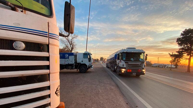 Transportistas de carga protestan en reclamo por la falta de gasoil.