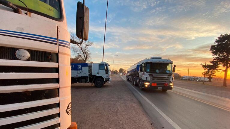 Transportistas de carga protestan en reclamo por la falta de gasoil.