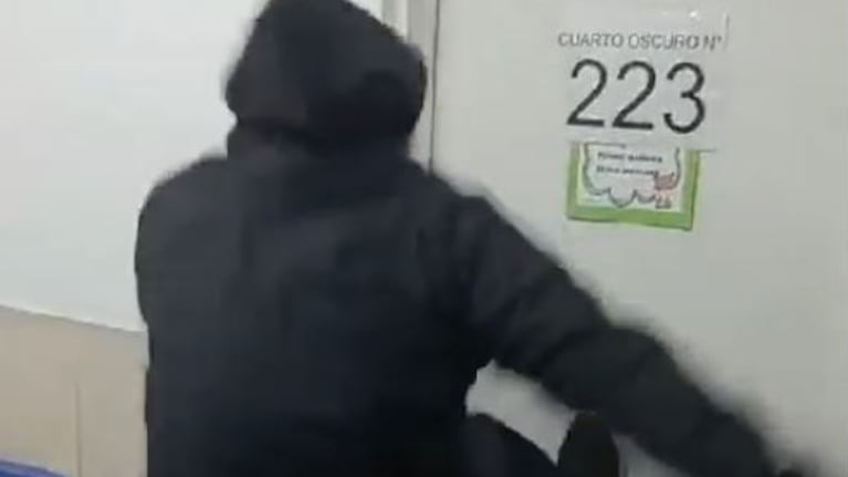 Tras abrir la puerta los presentes ovacionaron al hombre que lanzó las patadas.