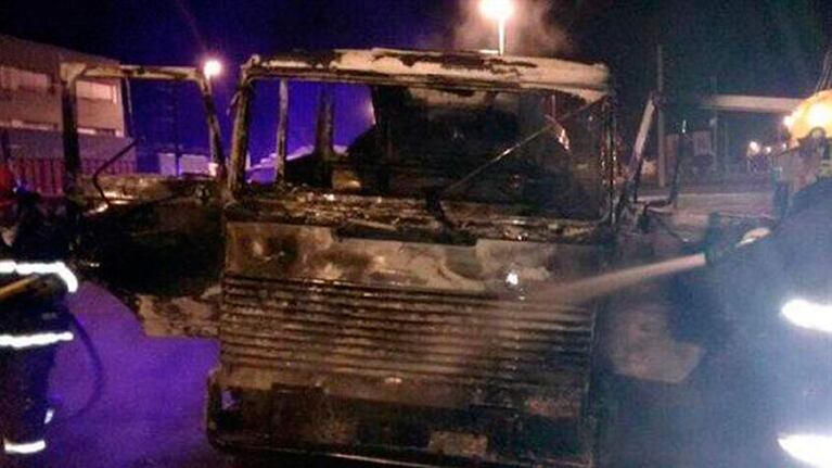 Tras atropellar a los piqueteros, el camión se dio vuelta y se incendió.