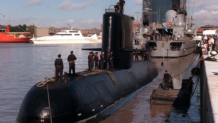 Tras confirmar la explosión, buques y aviones siguen rastreando al submarino.